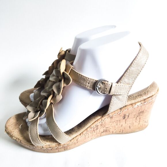 Bolo Born Metallic Gold Leather T-Strap Flowers Womens Size 8 Wedge Heel Sandals - Picture 3 of 10